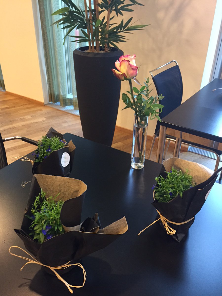 Tischdekoration mit Blumen