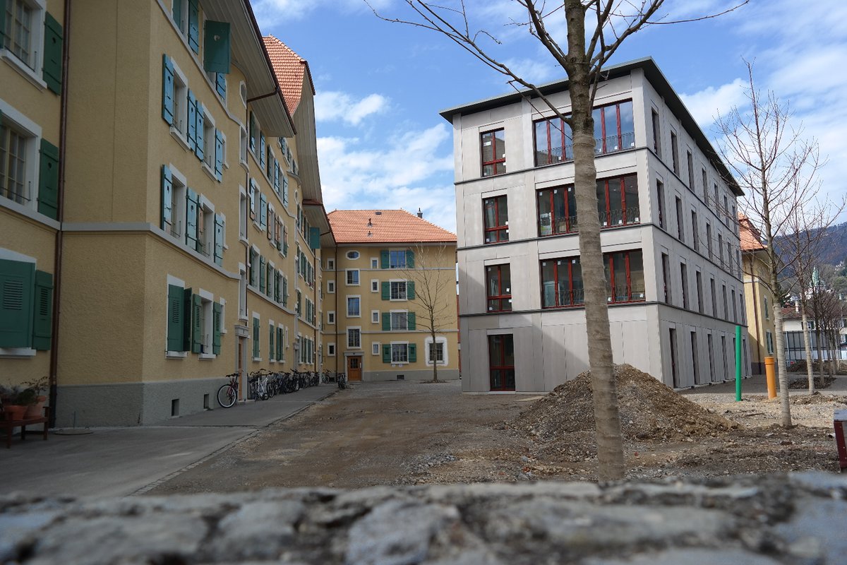 Bestehende Gebäude wird mit Holzneubau ergänzt und es entsteht eine einheitliche Überbauung