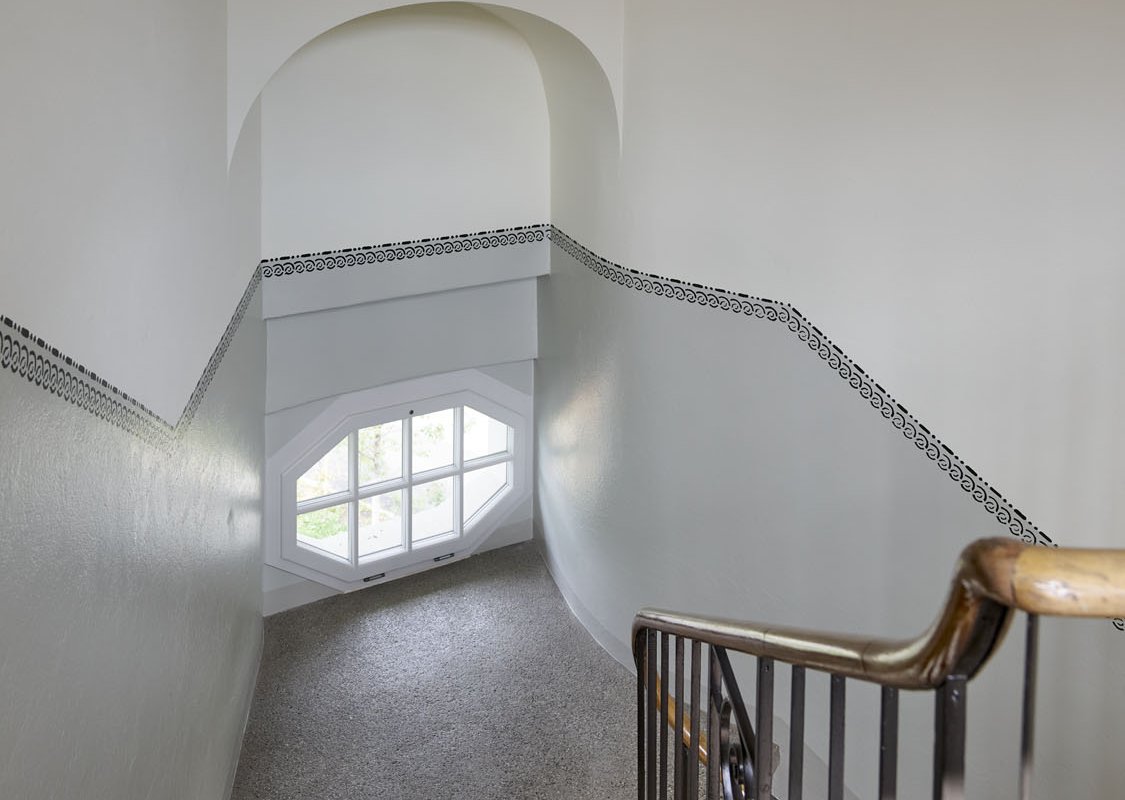 Treppengang mit Steintreppe führt in die höheren Etagen