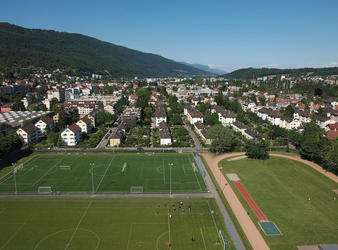 Zentrale Lager mit Sportplatz