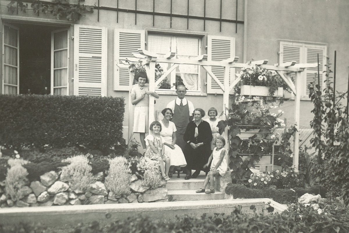 Stolze Genossenschaftsfamilie vor dem Haus