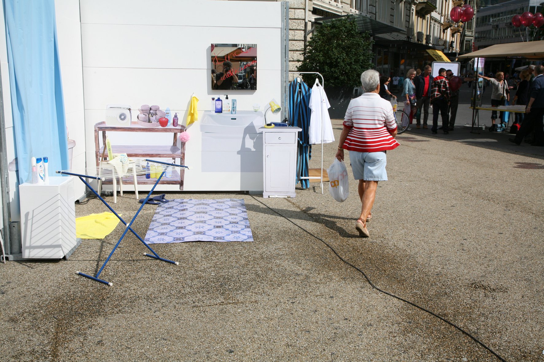 Salle de bains invite les visiteurs de laver leur articles