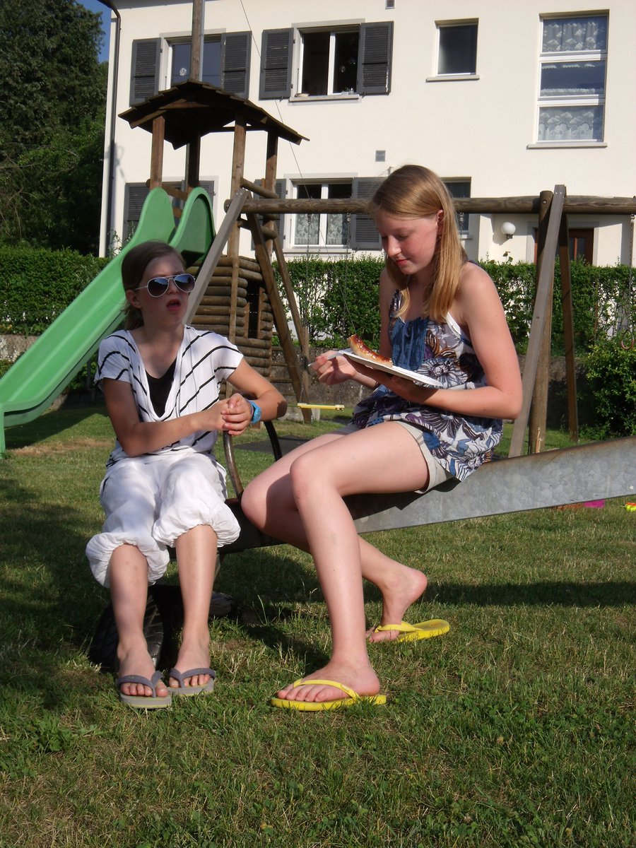 Les jeunes dames en discussion entre eux