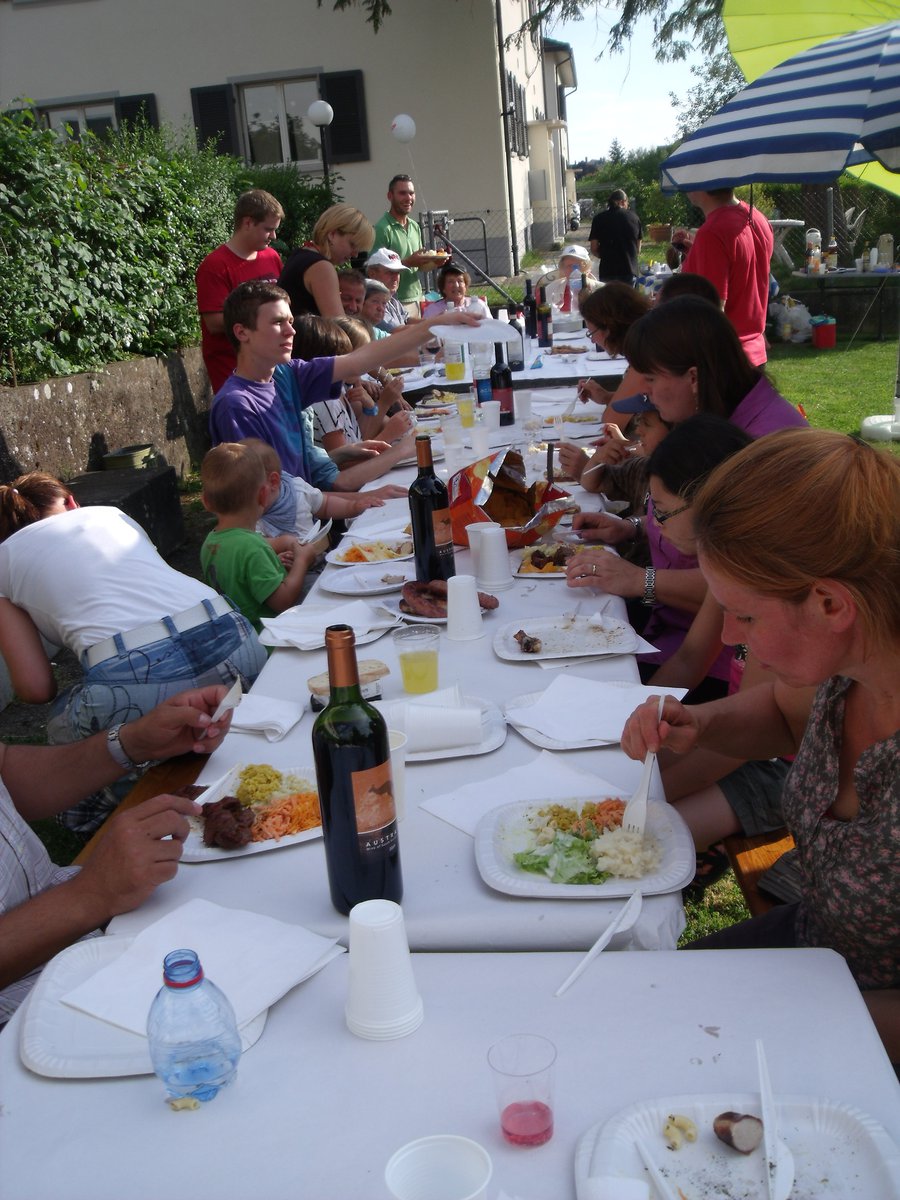 Voisins autour les tables 