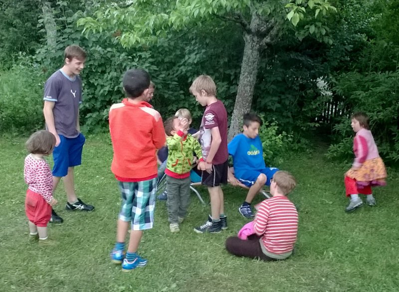 Enfants s'engange pour le jour des voisin