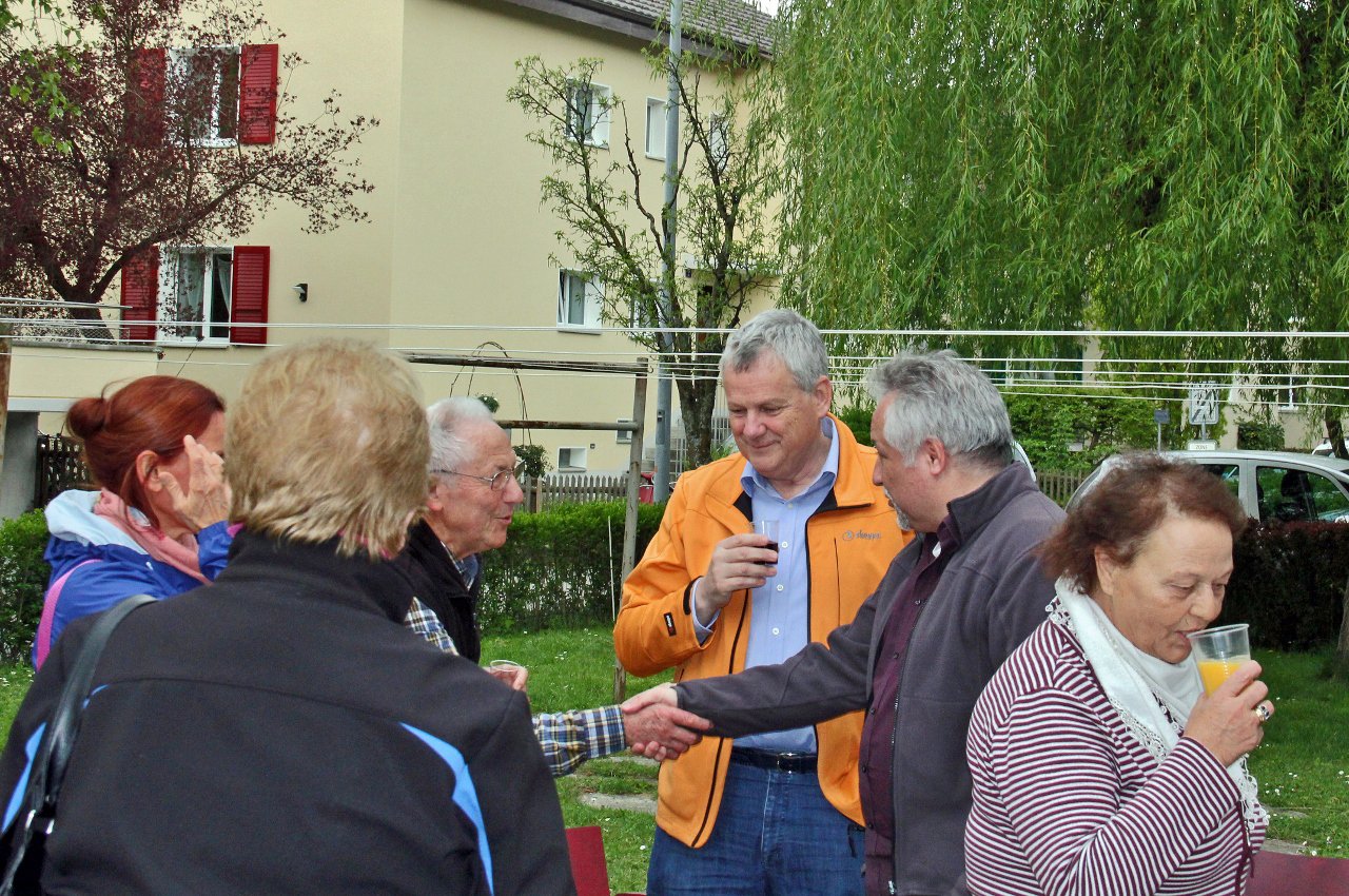 Nachbarn und Gäste feiern