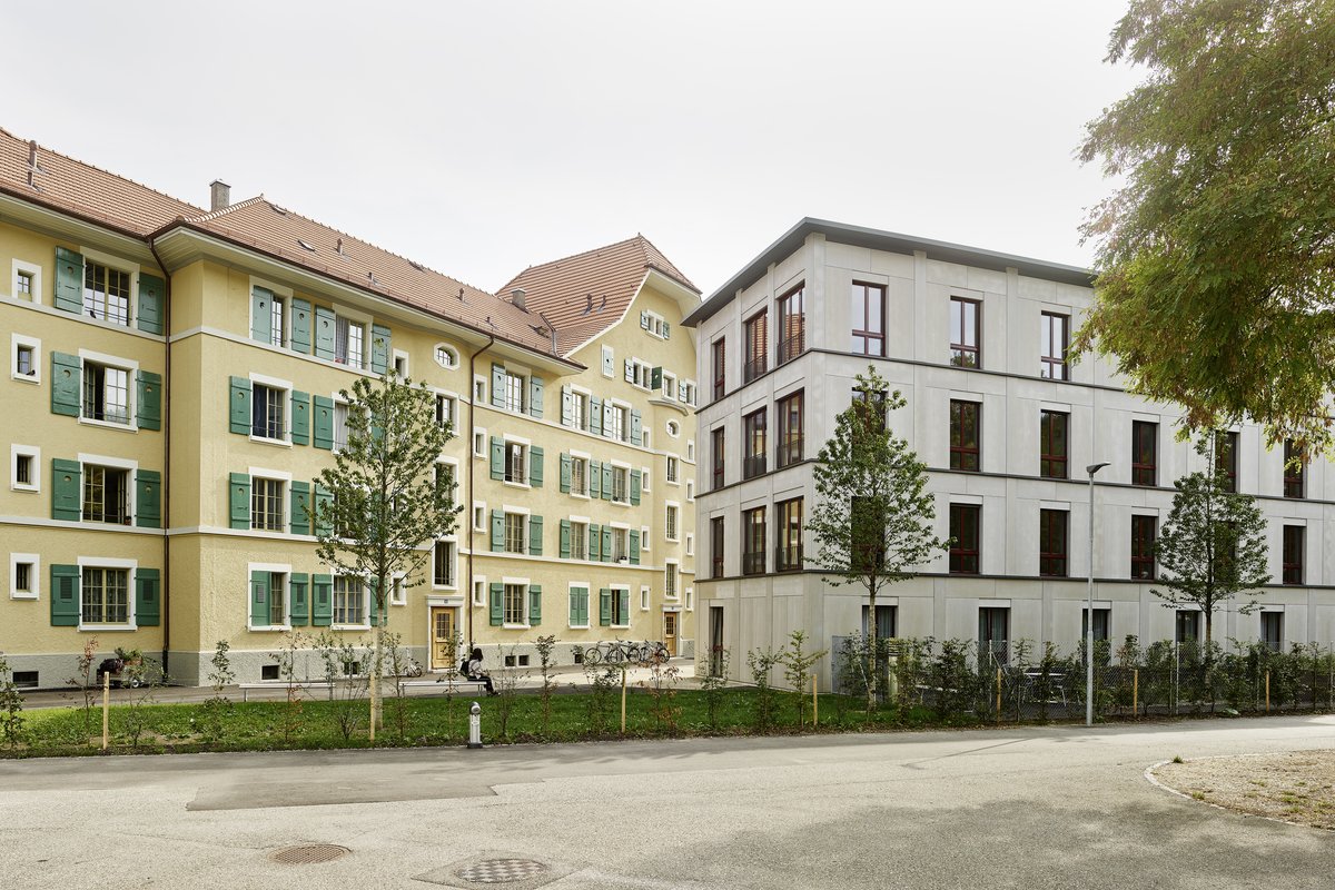 Autofreie Siedlung, bestehend aus Altbau und Neubau