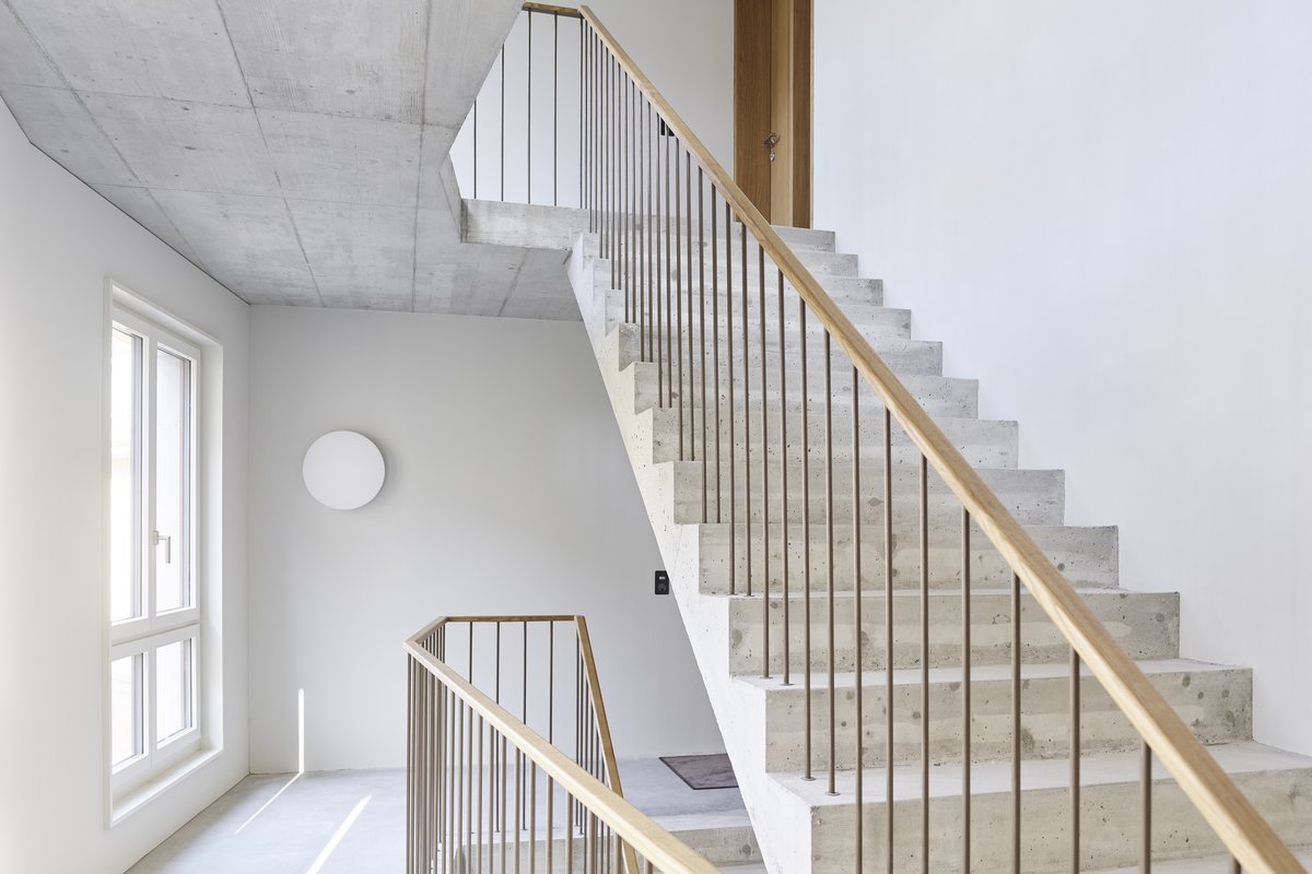 L'escalier complète l'ascenseur