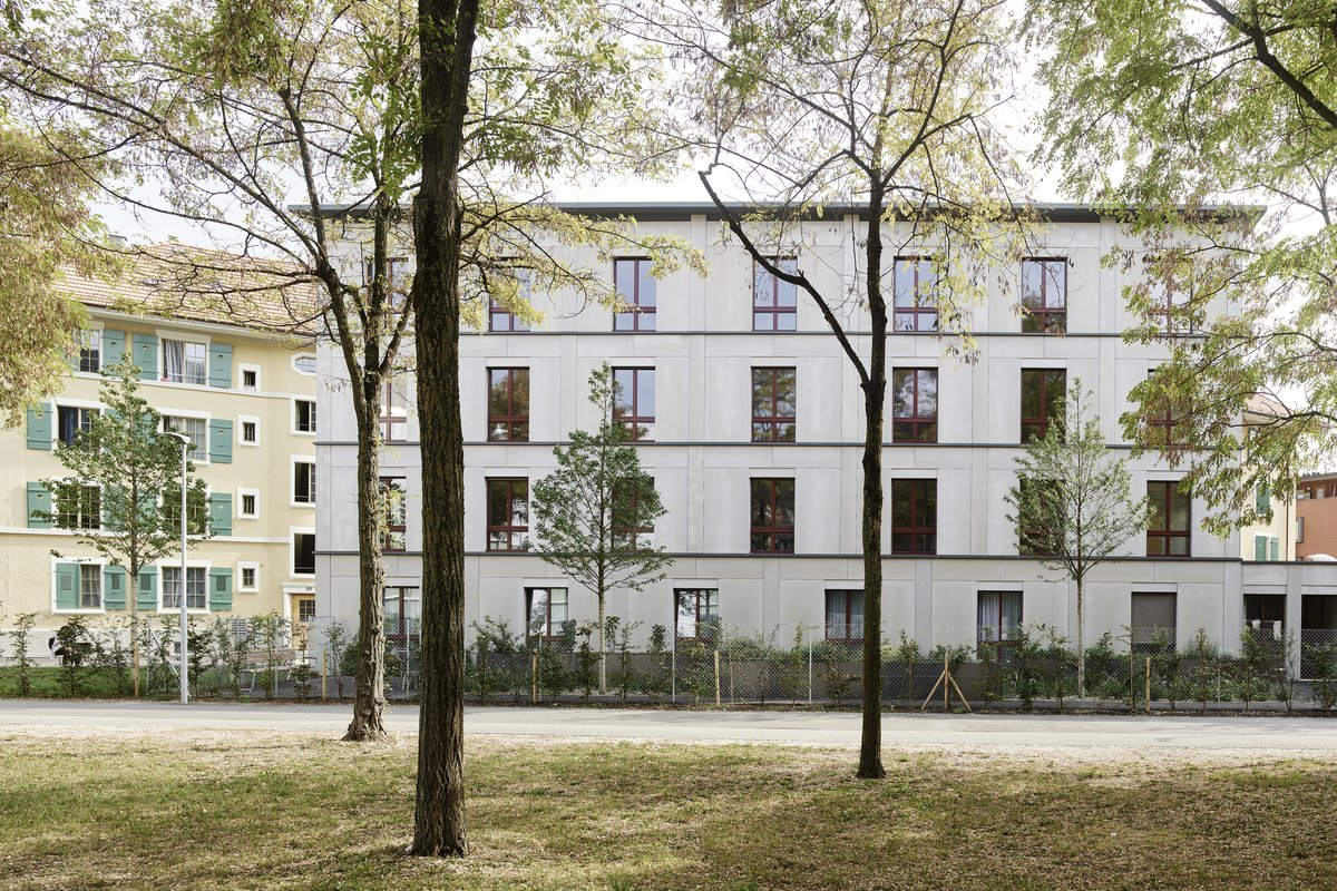 Über die grossen Fenster Aussicht auf die urbane Umgebung